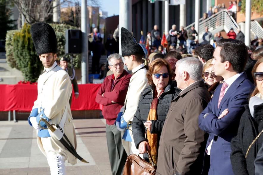 Detalle militar con uniforme napoleónico mirando al público