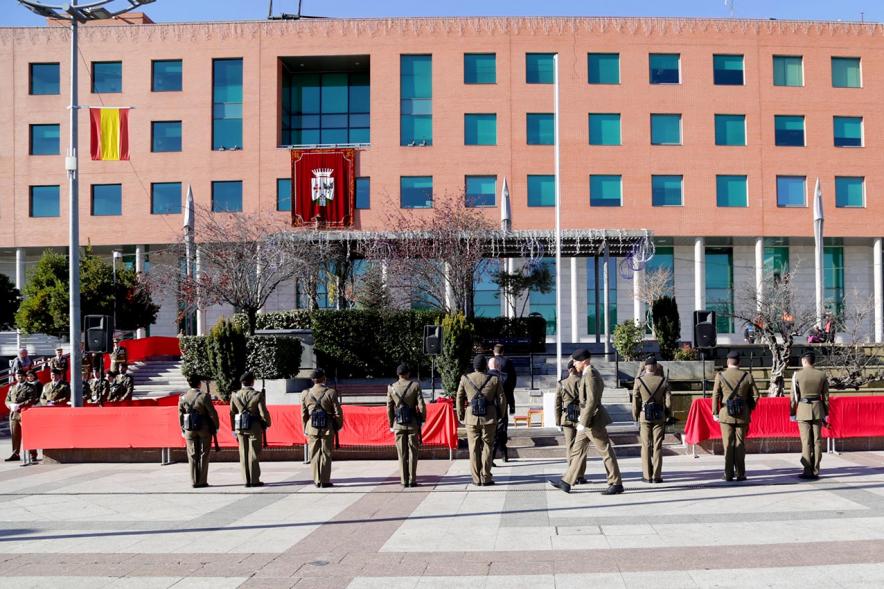 Detalle militares en firme delante de edificio del ayuntamiento de ALcobendas