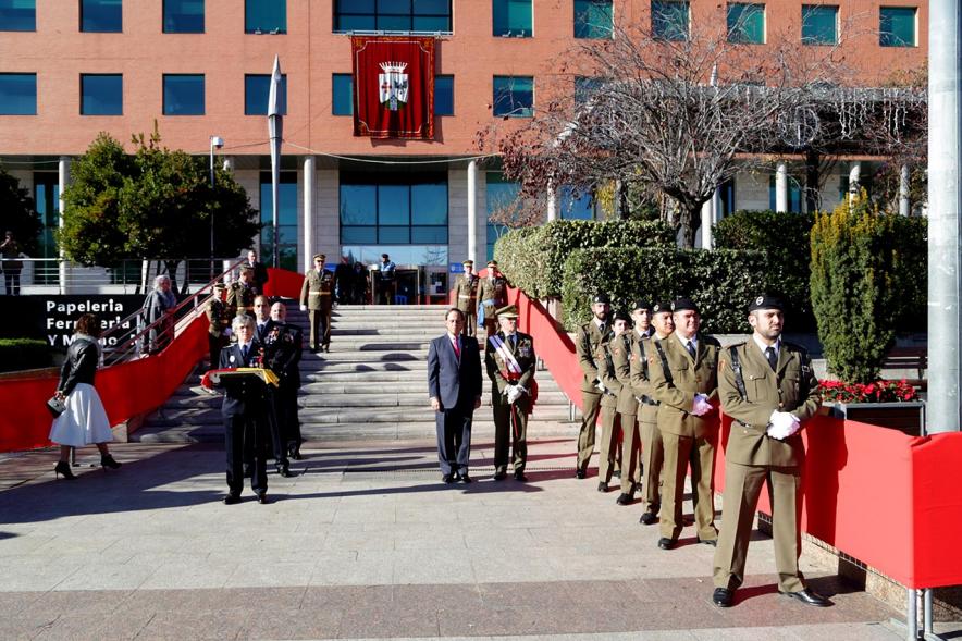 Detalle pasillo de honor para bandera y personalidades
