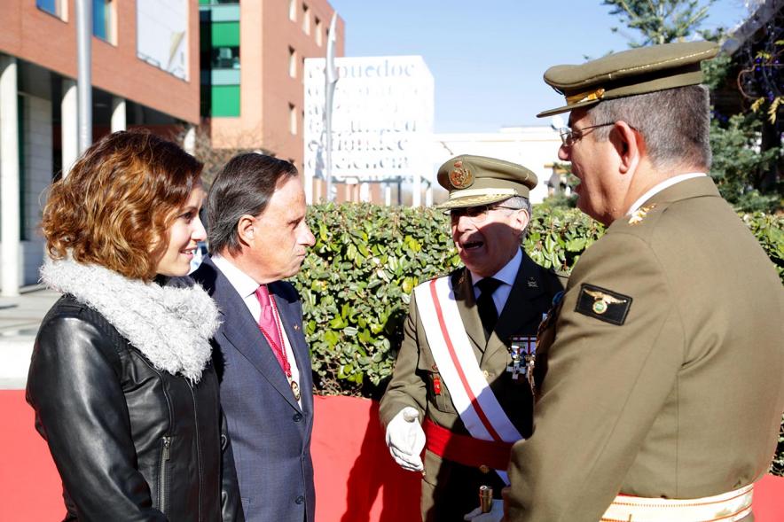 La presidenta de la Comunidad de Madrid Isabel Díaz Ayuso con el alcalde García de Vinuesa y mandos militares