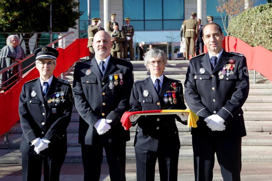Alto mando policial entregando la Bandera para su homenaje