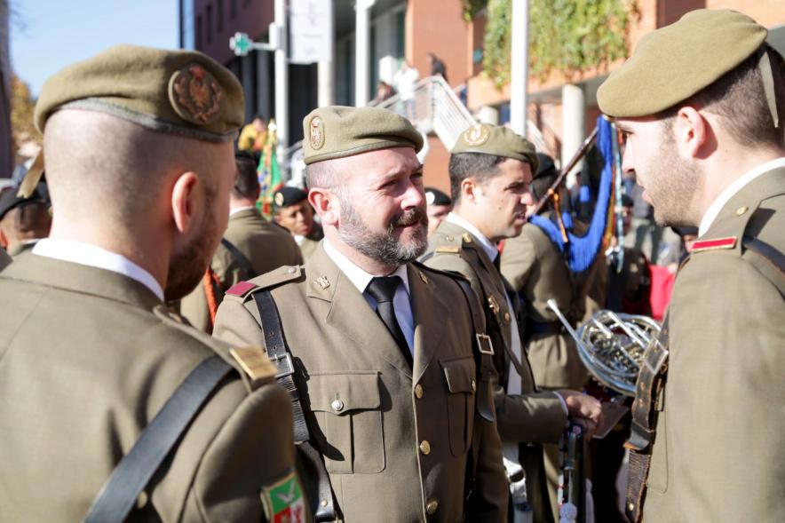 Militares charlando en un descanso del acto