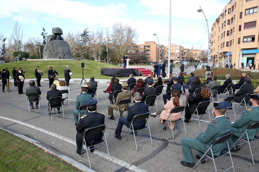 Asistentes al acto con menina al fondo