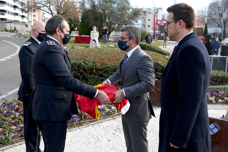 Alcalde Sánchez Acera entregando la bandera para izado