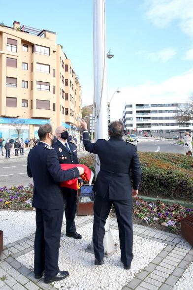 Mandos policiales izando bandera