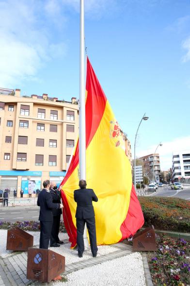 Detalle momento de izado de bandera