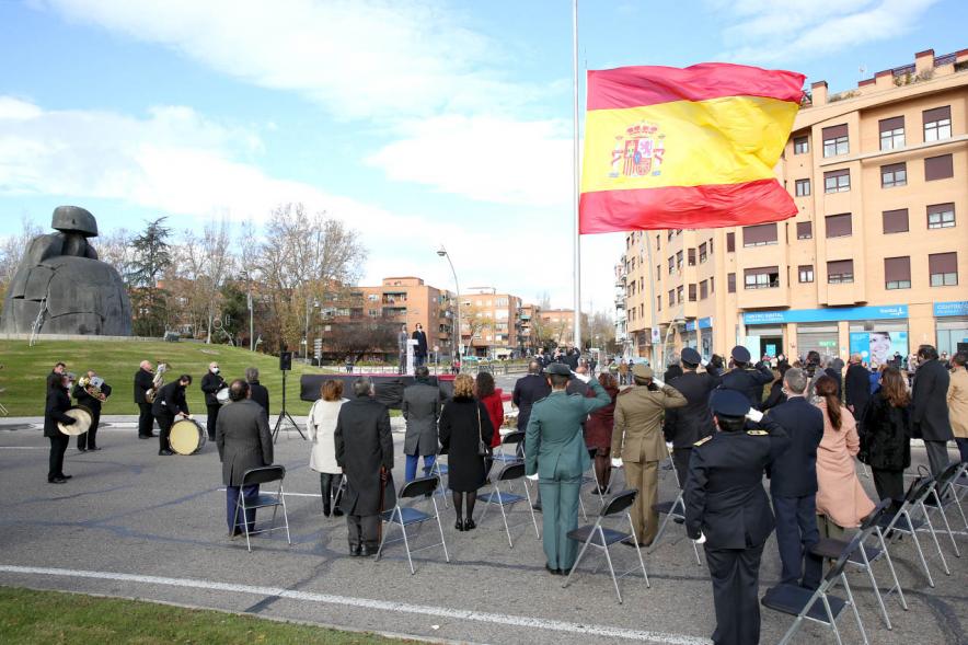 Detalle asistentes saludando a la bandera