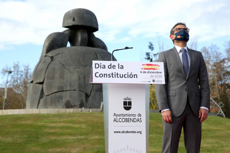 Alcalde Sánchez Acera con la mirada arriba mientras se iza la bandera