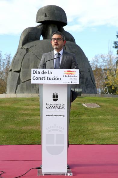 Plano largo de alclade Sánchez Acera con menina al fondo