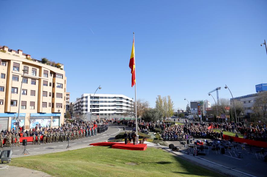 Detalle vista amplia de la bandera nacional en un extremo de la plaza de la menina