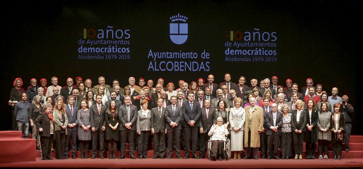 Vista general con todos los asistentes posando en escenario