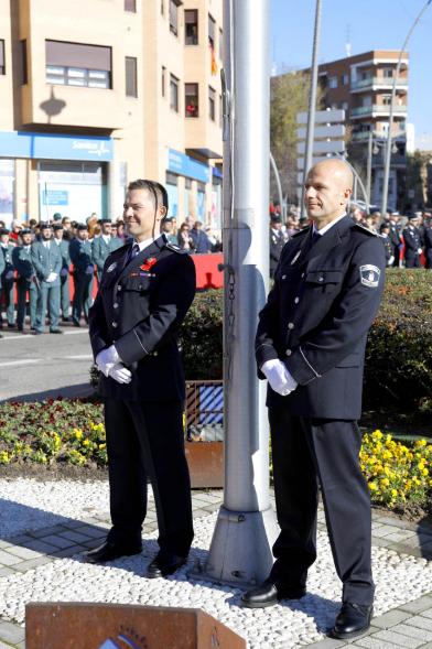 Detalle encargados de izar la bandera