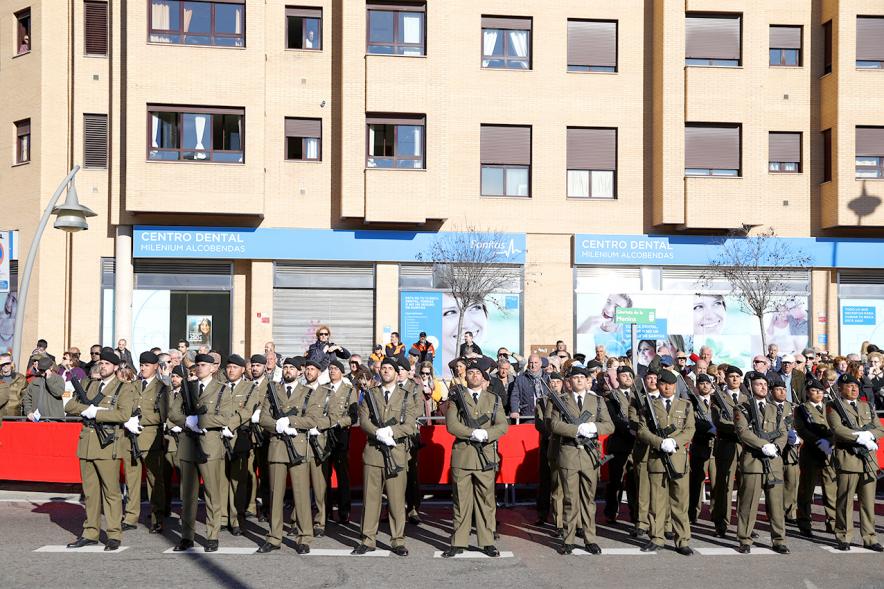 Detalle del desfile con militares en posición de descanso