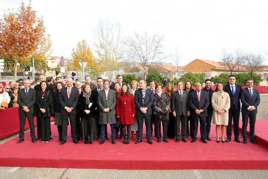 Miembros electos del ayuntamiento en presentación del acto vista general en alfombra roja