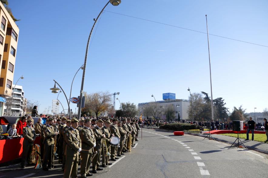 Detalle vista de la calle con miembros del desfile