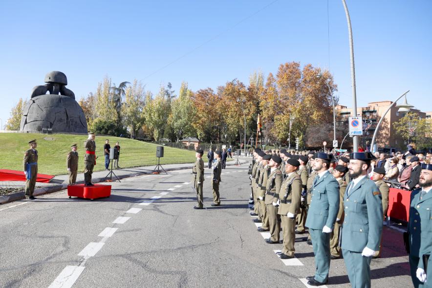 Detalle de militares y guardias civiles en firmes durante el discurso