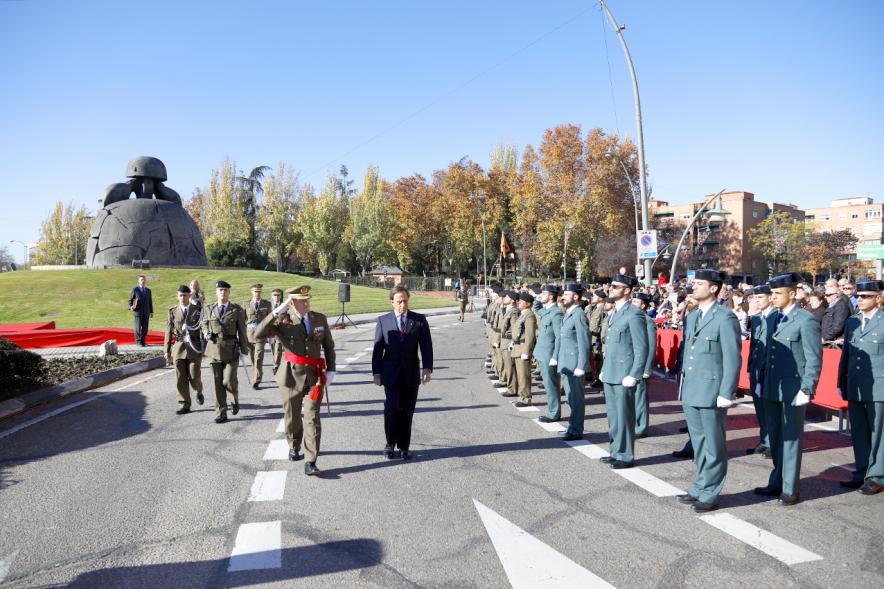 Detalle Alcalde García de Vinuesa y mando militar saludando a los representantes de un cuerpo militar