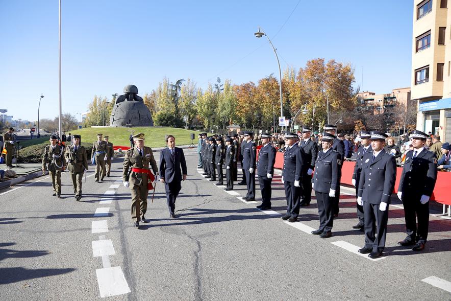 Detalle alcalde García de Vinuesa y mando militar llegando al discurso