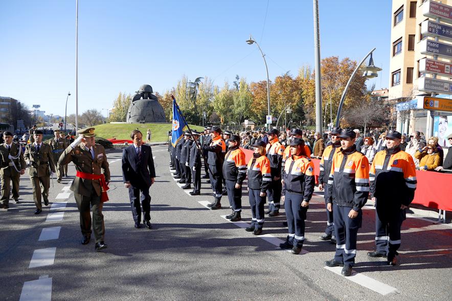 Detalle Alcalde García de Vinuesa y mando militar saludando a los representantes de protección civil