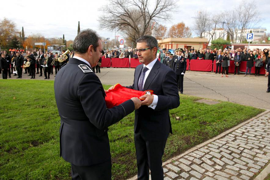 Alcalde Sánchez Acera entregando la bandera a un mando policial para su izado