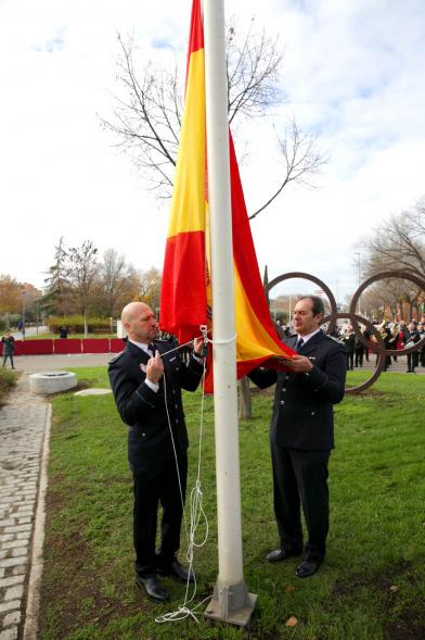 detalle izado de bandera 