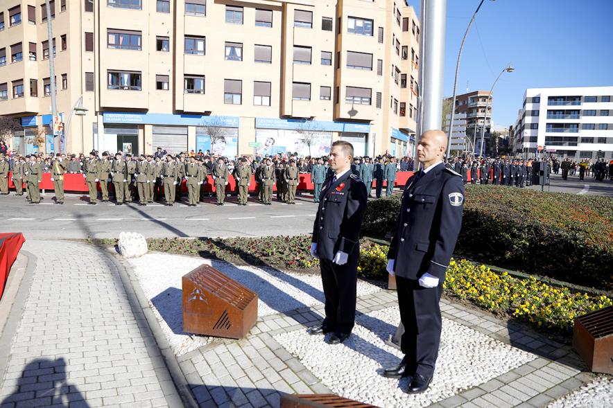 Detalle Hombres uniformados esperando recibir la bandera