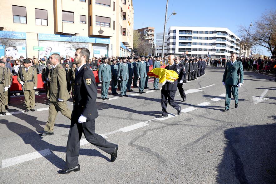 Detalle militares portando la bandera para su izado. 