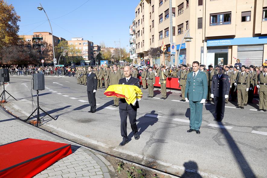 Detalle previo a la entrega de la bandera a las autoridades del acto