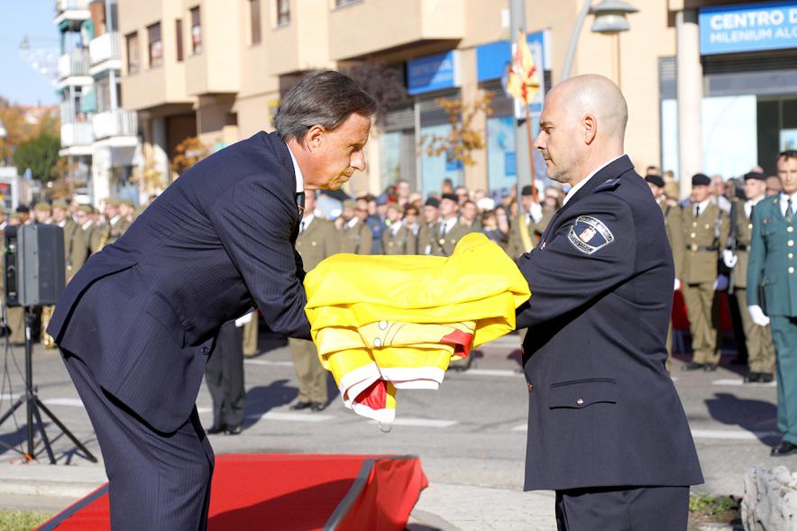 Detalle acto de entrega de bandera al alcalde García de Vinuesa