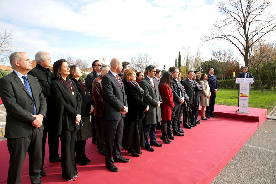 Asistentes en alfombra roja escuchando discurso de alcalde Sánchez Acera