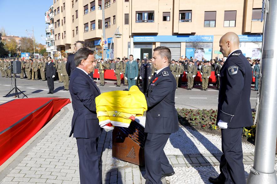 Detalle acto de entrega de bandera al alcalde García de Vinuesa