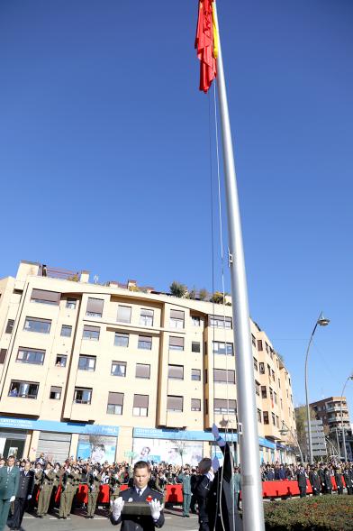 Detalle mástil de bandera con edificio al fondo