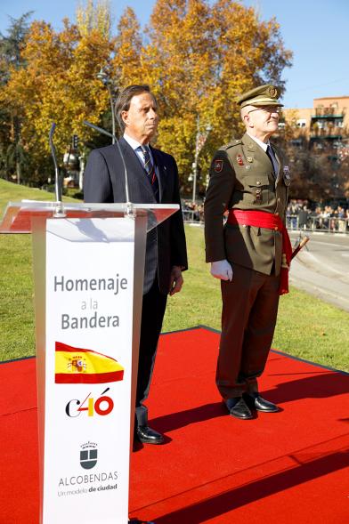 Detalle del alcalde García de Vinuesa con representación militar en posición de firmes mientras es izada la bandera