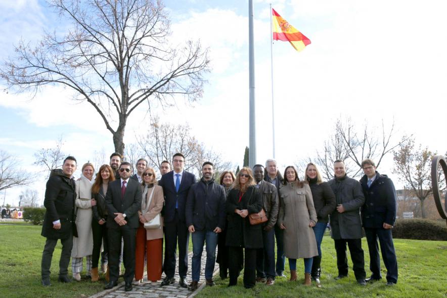 Alcalde y concejales con bandera al fondo