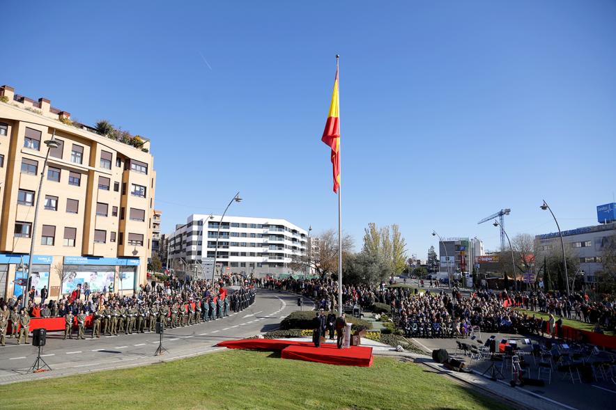 Detalle toma lejana de bandera ya izada con edificios al fondo