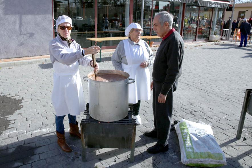 Cocineras con olla en la plaza para degustación popular como parte del acto conmemorativo