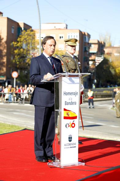 Detalle alcalde García de Vinuesa en atril de discursos