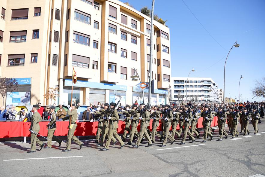 Detalle militares desfilando con arma al hombro