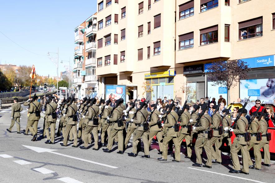 Detalle militares marchando en formación en el día de la constitución