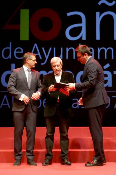 Alcalde Sánchez Acera y Concejal con uno de los lectores del acto