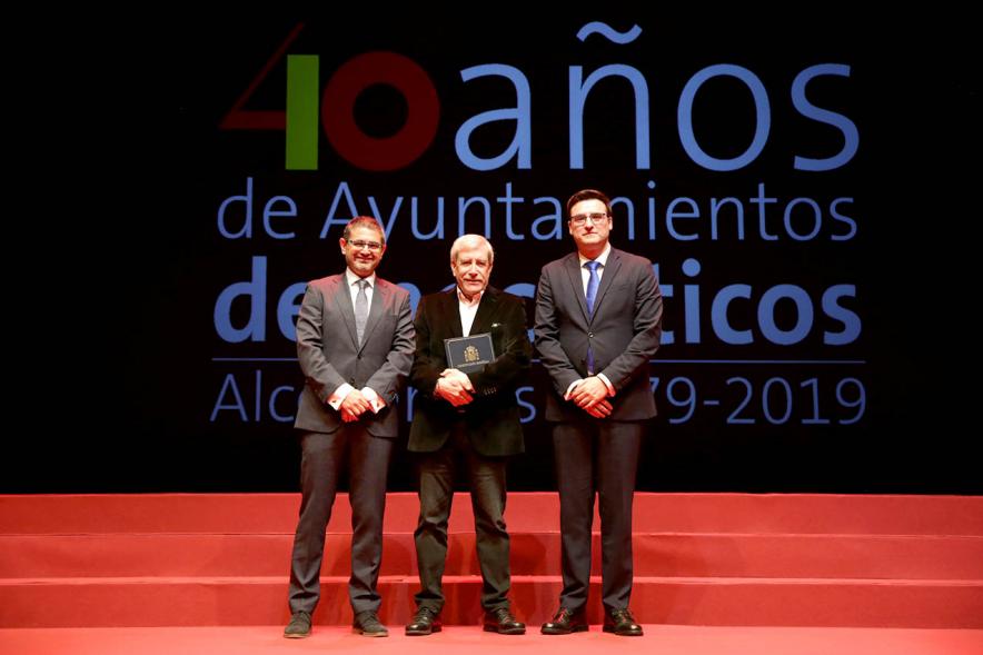 Alcalde Sánchez Acera y Concejal con uno de los lectores del acto