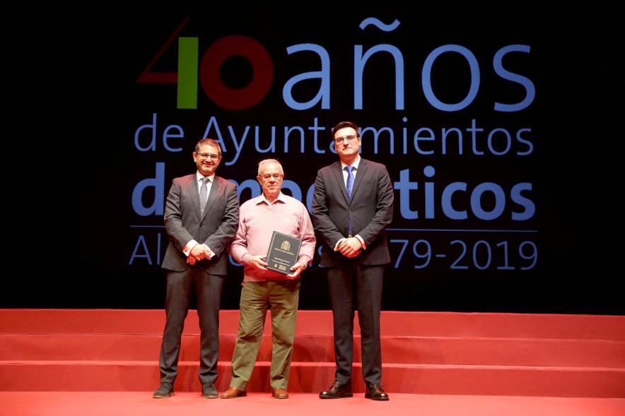 Alcalde Sánchez Acera y Concejal con uno de los lectores del acto