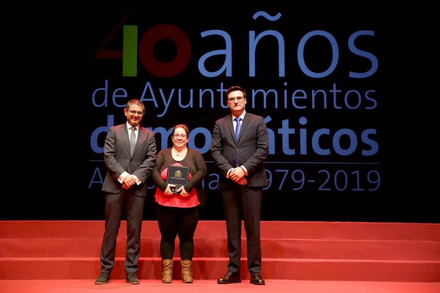 Concejal y alcalde con uno de los lectores del acto