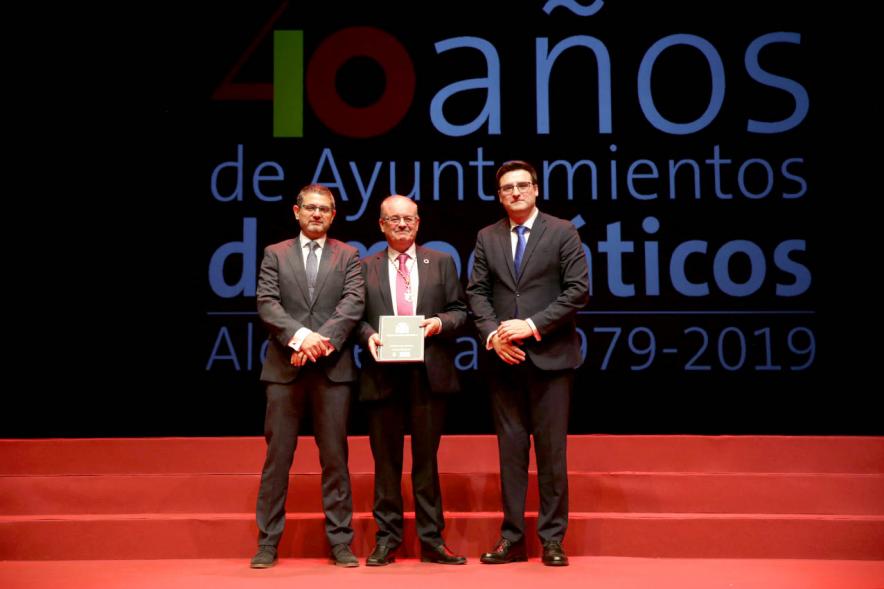 Alcalde Sánchez Acera y Concejal con uno de los lectores del acto