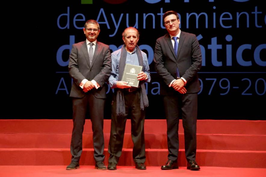 Alcalde Sánchez Acera y Concejal con uno de los lectores del acto