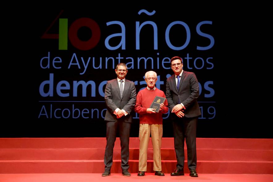 Alcalde Sánchez Acera y Concejal con uno de los lectores del acto