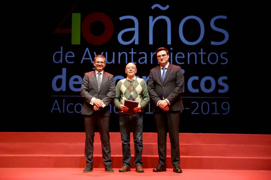 Alcalde Sánchez Acera y Concejal con uno de los lectores del acto