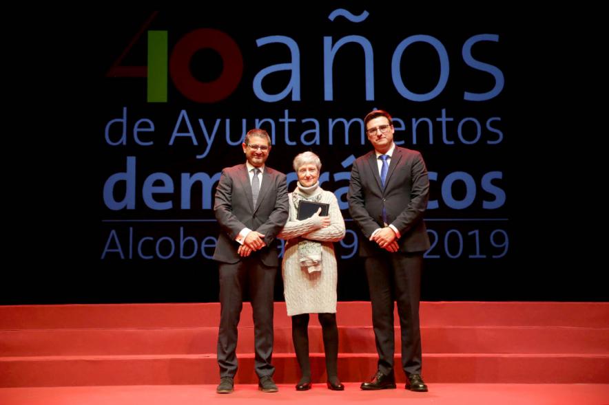 Alcalde Sánchez Acera y Concejal con uno de los lectores del acto