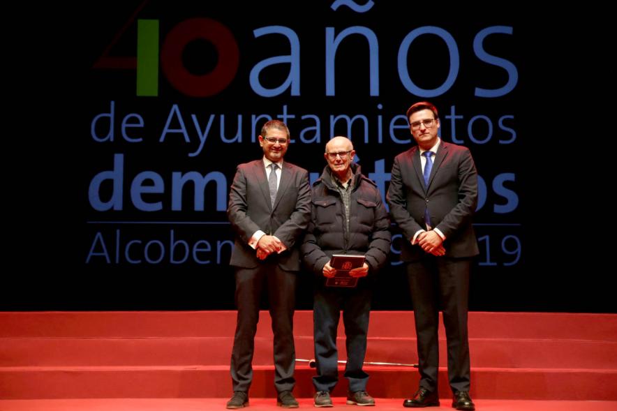 Concejal y alcalde con uno de los lectores del acto