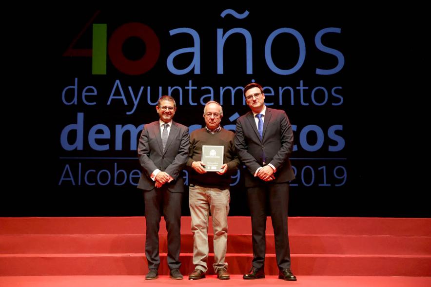 Alcalde Sánchez Acera y Concejal con uno de los lectores del acto